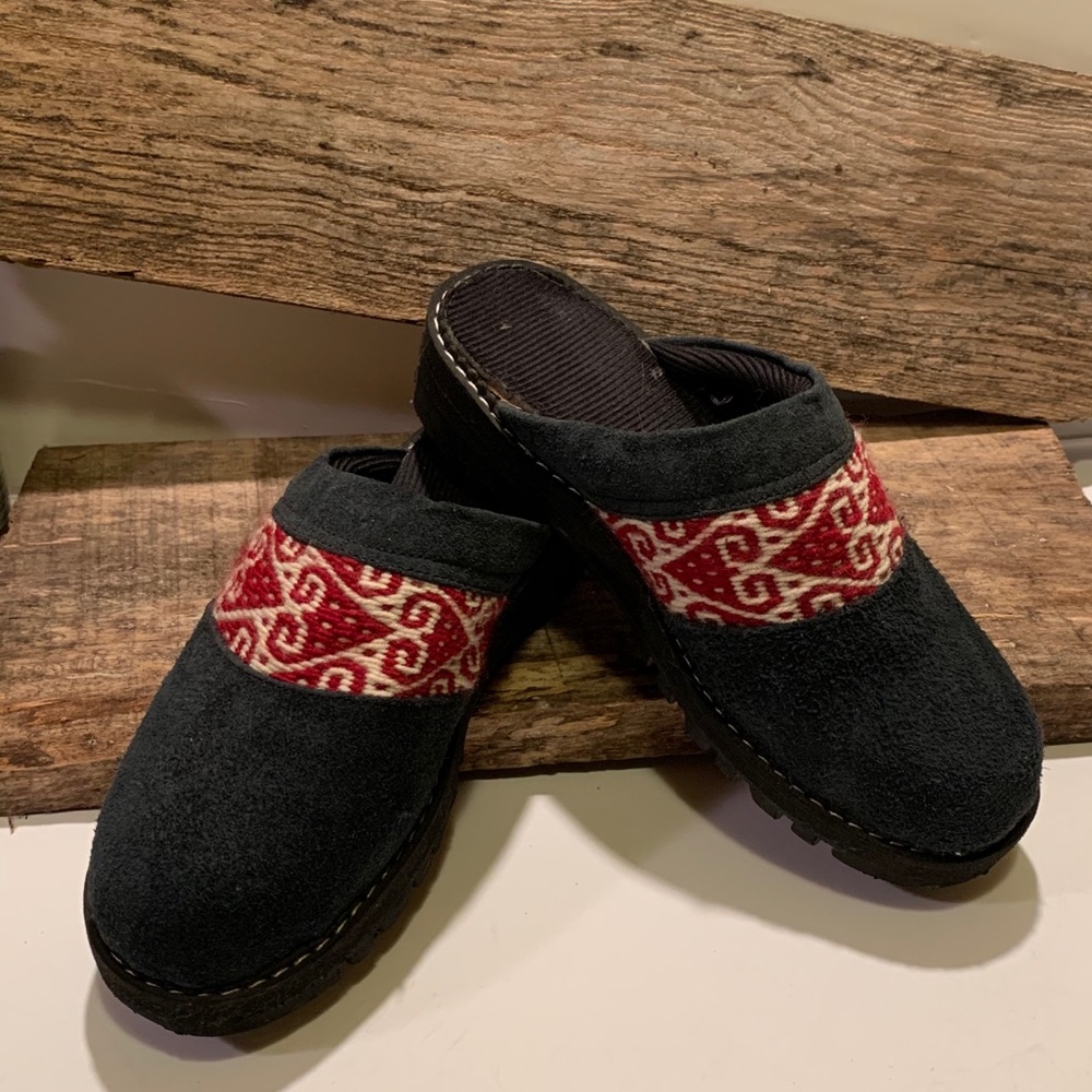 WOMEN’S PERU CLOGS.